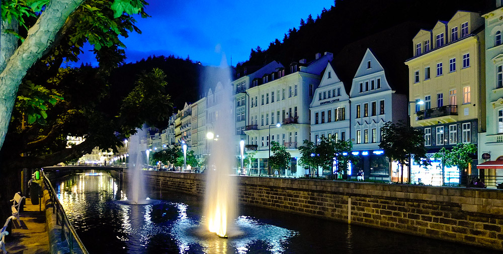 Karlovy Vary geysers at night